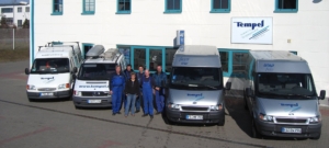 Fahrzeuge und Team vor der Firma